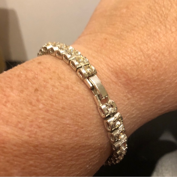 Avon Tennis Bracelet, silver tone with clear cut crystals, removable link - Picture 7 of 10